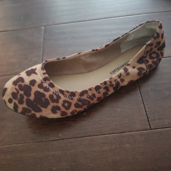 Leopard print flats size 8 new never worn - Picture 1 of 3
